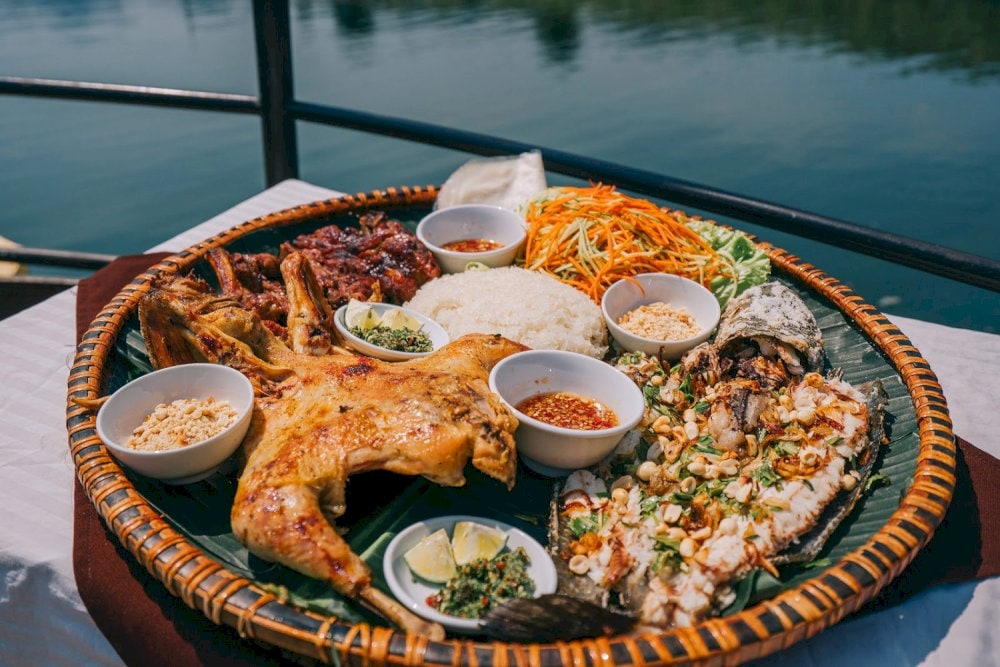 Gà nướng chấm muối cheo 